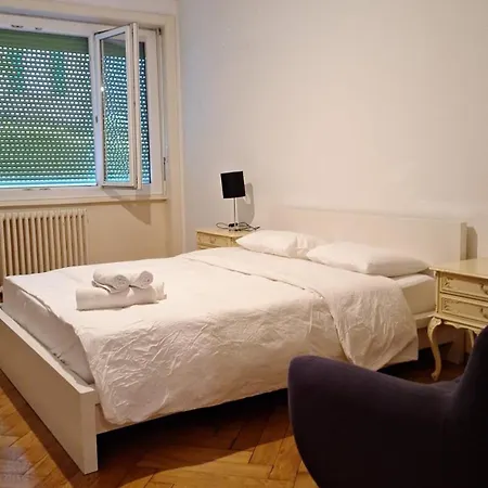 홈스테이 Une Chambre A Coucher Dans Un Au Centre-ville *